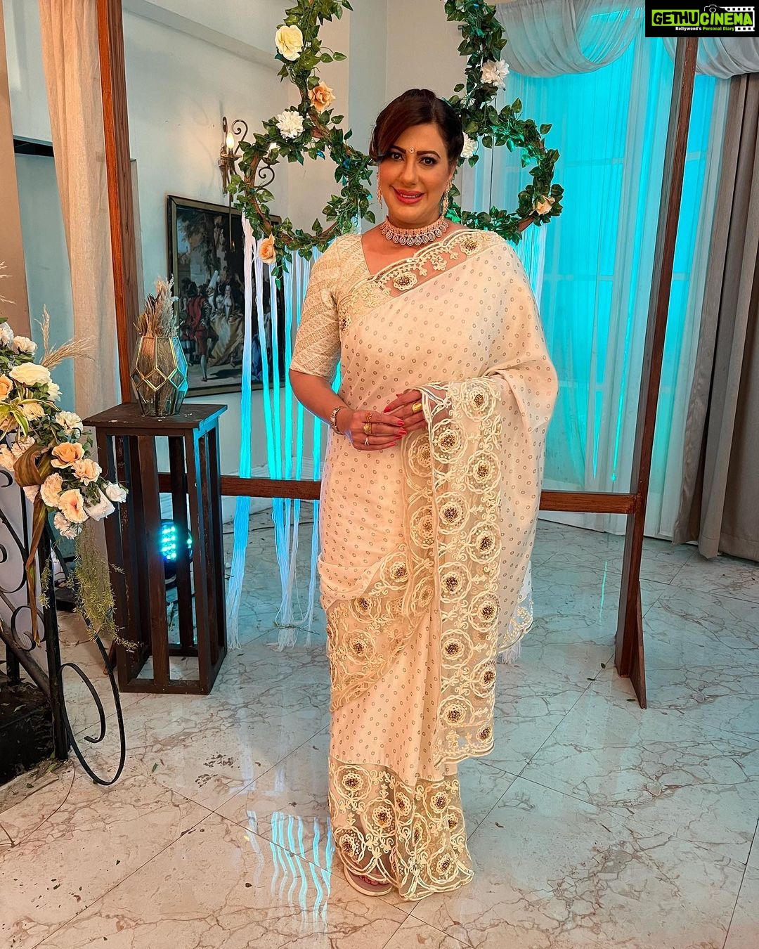 Anisha Hinduja Instagram - White and me #positivevibes #me #posing #instagram #instalike #white #rakhiluthra #kundalibhagya