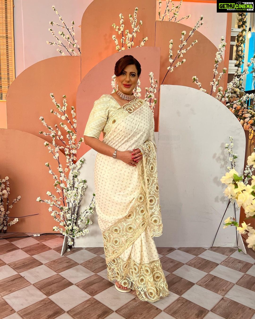 Anisha Hinduja Instagram - White and me #positivevibes #me #posing #instagram #instalike #white #rakhiluthra #kundalibhagya