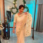 Anisha Hinduja Instagram - White and me #positivevibes #me #posing #instagram #instalike #white #rakhiluthra #kundalibhagya