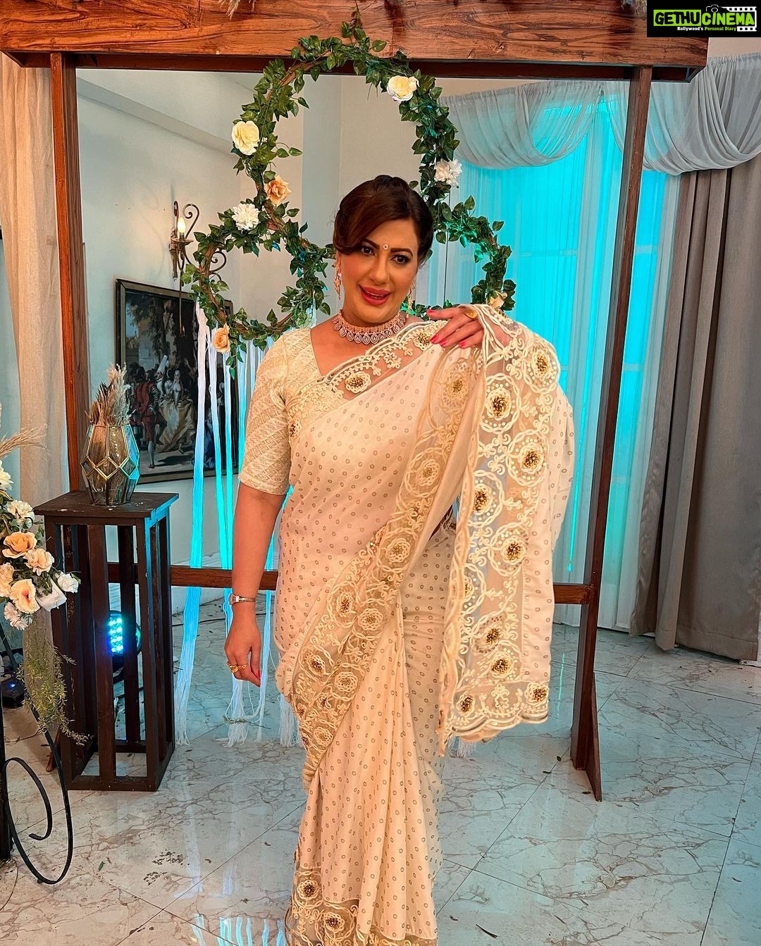 Anisha Hinduja Instagram - White and me #positivevibes #me #posing #instagram #instalike #white #rakhiluthra #kundalibhagya