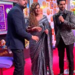 Anisha Hinduja Instagram - This was indeed a fan moment for me when i got to meet @mithunchakrabortyofficial at #zeerishteyawards #memories #enjoylifetothefullest #pose #positivevibes #positivemind #gratitude Costume courtesy @manishkumar330_