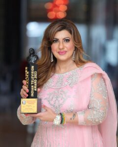 Anisha Hinduja Instagram - The best gift I received on my Birthday 💥❤️😇🎂 #the #dadasahebphalkeaward for #indiantelevision 
Category #bestmom 
Im really very grateful to all of you for all your love and support 🙏🧿
#grateful #happiness #blessed #humbled #kundalibhagyazeetv #balajitelefilms 
Hair @sanabharsakal 
Makeup @r_aj11111 
Photography @pappu.gupta.549