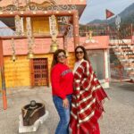 Anisha Hinduja Instagram - Friends that make a difference to my life ❤️😘 #bonding #fun #live #capture #friends #me #unfiltered