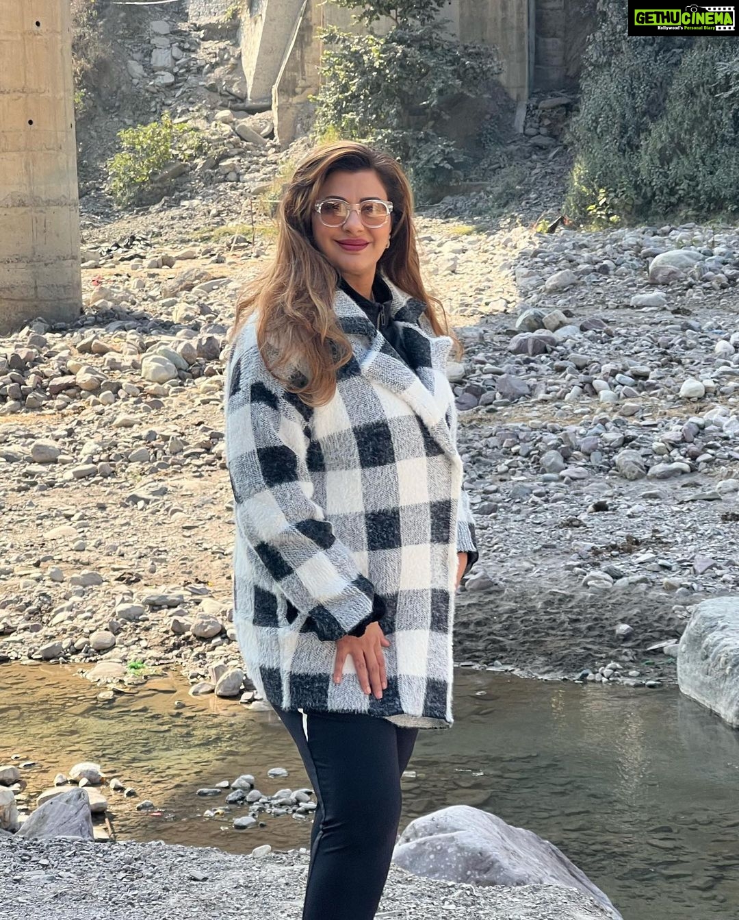 Anisha Hinduja Instagram - On the receiving end with open arms #happiness #peaceofmind #contentment #open #gratitude #dam #coldweather Rishikesh