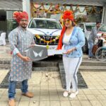 Anisha Hinduja Instagram - #xuv700 #mygift #dussehra #newcar ❤️ My family means the world to me #blessed #gratitude #harharmahadev 🙏