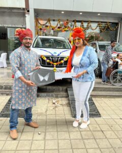 Anisha Hinduja Instagram - #xuv700 #mygift #dussehra #newcar ❤️
My family means the world to me 
#blessed #gratitude #harharmahadev 🙏