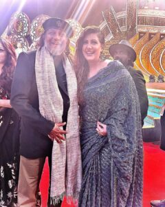 Anisha Hinduja Instagram - This was indeed a fan moment for me when i got to meet @mithunchakrabortyofficial at #zeerishteyawards 
#memories #enjoylifetothefullest #pose #positivevibes #positivemind #gratitude 

Costume courtesy @manishkumar330_