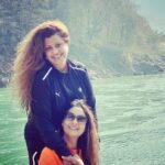 Anisha Hinduja Instagram - Friends that make a difference to my life ❤️😘 #bonding #fun #live #capture #friends #me #unfiltered