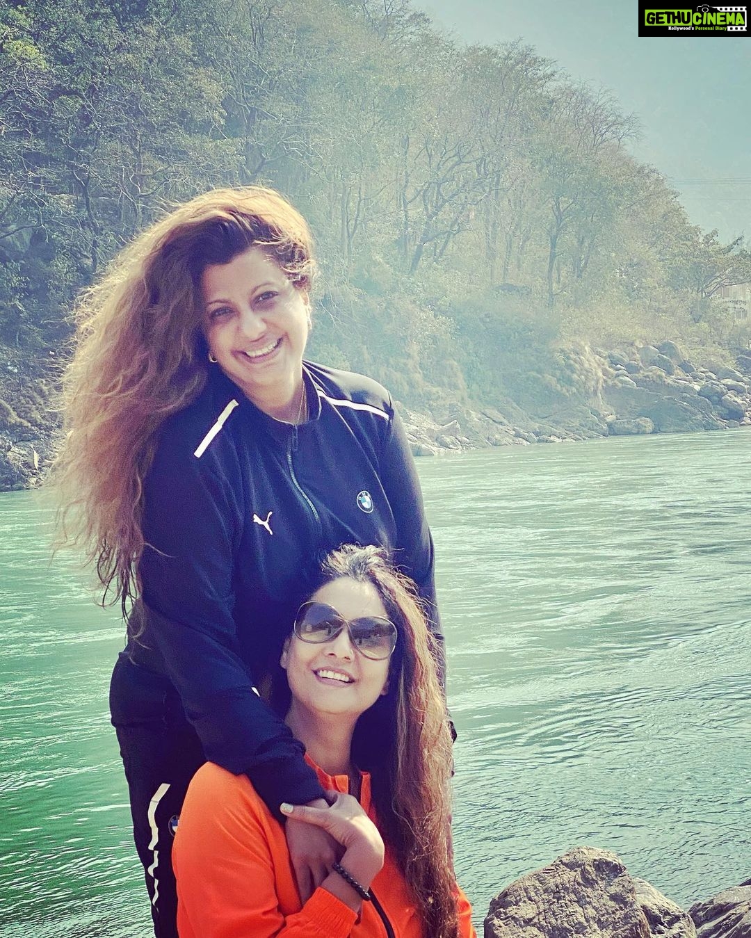 Anisha Hinduja Instagram - Friends that make a difference to my life ❤️😘 #bonding #fun #live #capture #friends #me #unfiltered