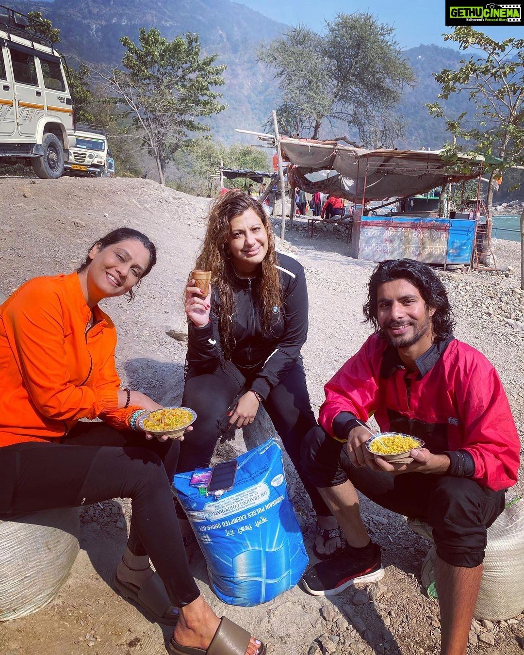 Anisha Hinduja Instagram - Friends that make a difference to my life ❤️😘 #bonding #fun #live #capture #friends #me #unfiltered