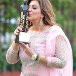 Anisha Hinduja Instagram – The best gift I received on my Birthday 💥❤️😇🎂 #the #dadasahebphalkeaward for #indiantelevision 
Category #bestmom 
Im really very grateful to all of you for all your love and support 🙏🧿
#grateful #happiness #blessed #humbled #kundalibhagyazeetv #balajitelefilms 
Hair @sanabharsakal 
Makeup @r_aj11111 
Photography @pappu.gupta.549 TAJ Santacruz, Mumbai