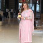 Anisha Hinduja Instagram - The best gift I received on my Birthday 💥❤️😇🎂 #the #dadasahebphalkeaward for #indiantelevision Category #bestmom Im really very grateful to all of you for all your love and support 🙏🧿 #grateful #happiness #blessed #humbled #kundalibhagyazeetv #balajitelefilms Hair @sanabharsakal Makeup @r_aj11111 Photography @pappu.gupta.549 TAJ Santacruz, Mumbai