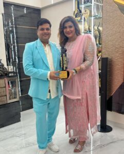 Anisha Hinduja Instagram - The best gift I received on my Birthday 💥❤️😇🎂 #the #dadasahebphalkeaward for #indiantelevision 
Category #bestmom 
Im really very grateful to all of you for all your love and support 🙏🧿
#grateful #happiness #blessed #humbled #kundalibhagyazeetv #balajitelefilms 
Hair @sanabharsakal 
Makeup @r_aj11111 
Photography @pappu.gupta.549