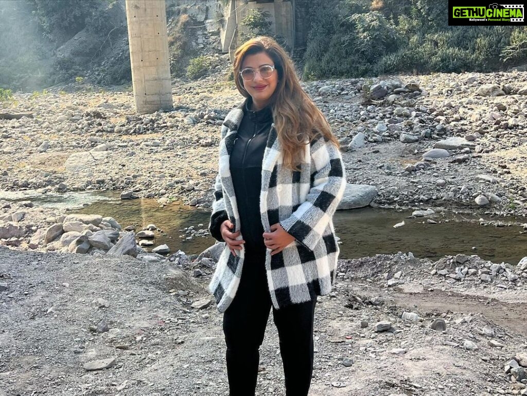 Anisha Hinduja Instagram - On the receiving end with open arms #happiness #peaceofmind #contentment #open #gratitude #dam #coldweather Rishikesh