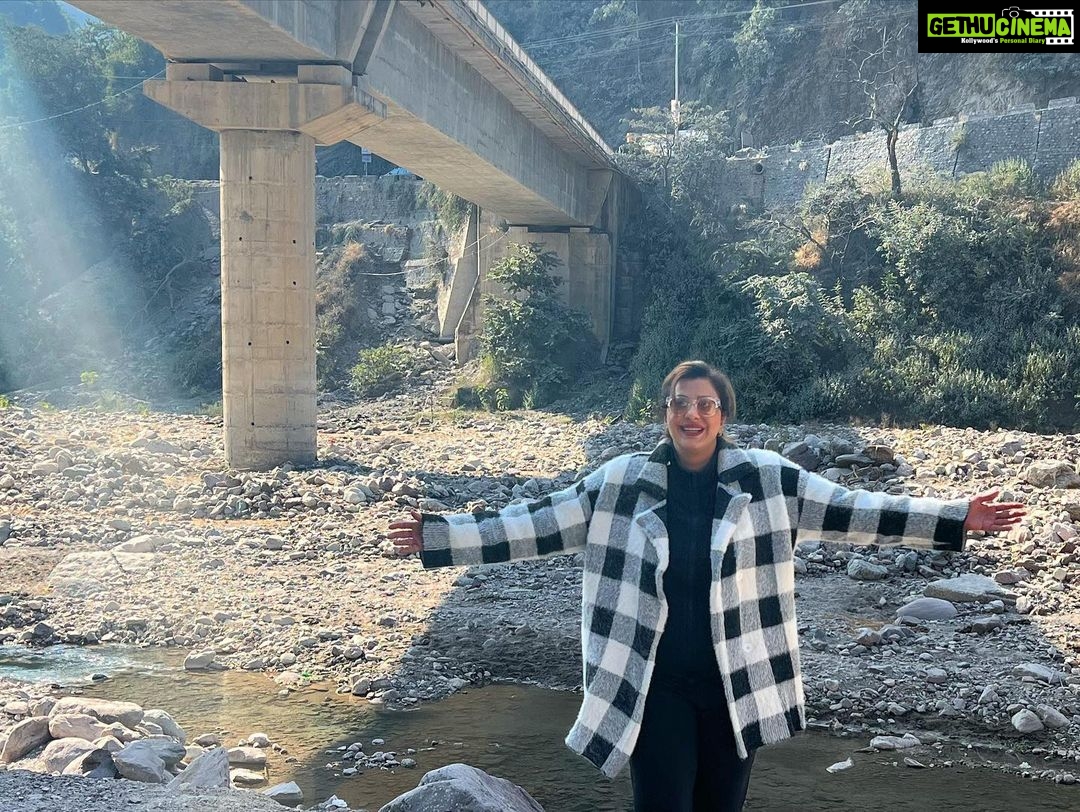 Anisha Hinduja Instagram - On the receiving end with open arms #happiness #peaceofmind #contentment #open #gratitude #dam #coldweather Rishikesh