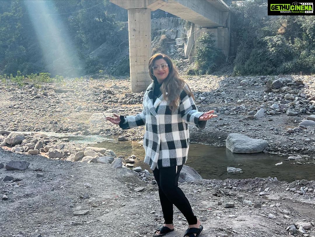 Anisha Hinduja Instagram - On the receiving end with open arms #happiness #peaceofmind #contentment #open #gratitude #dam #coldweather Rishikesh