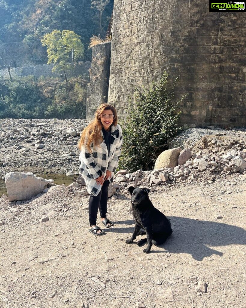 Anisha Hinduja Instagram - On the receiving end with open arms #happiness #peaceofmind #contentment #open #gratitude #dam #coldweather Rishikesh
