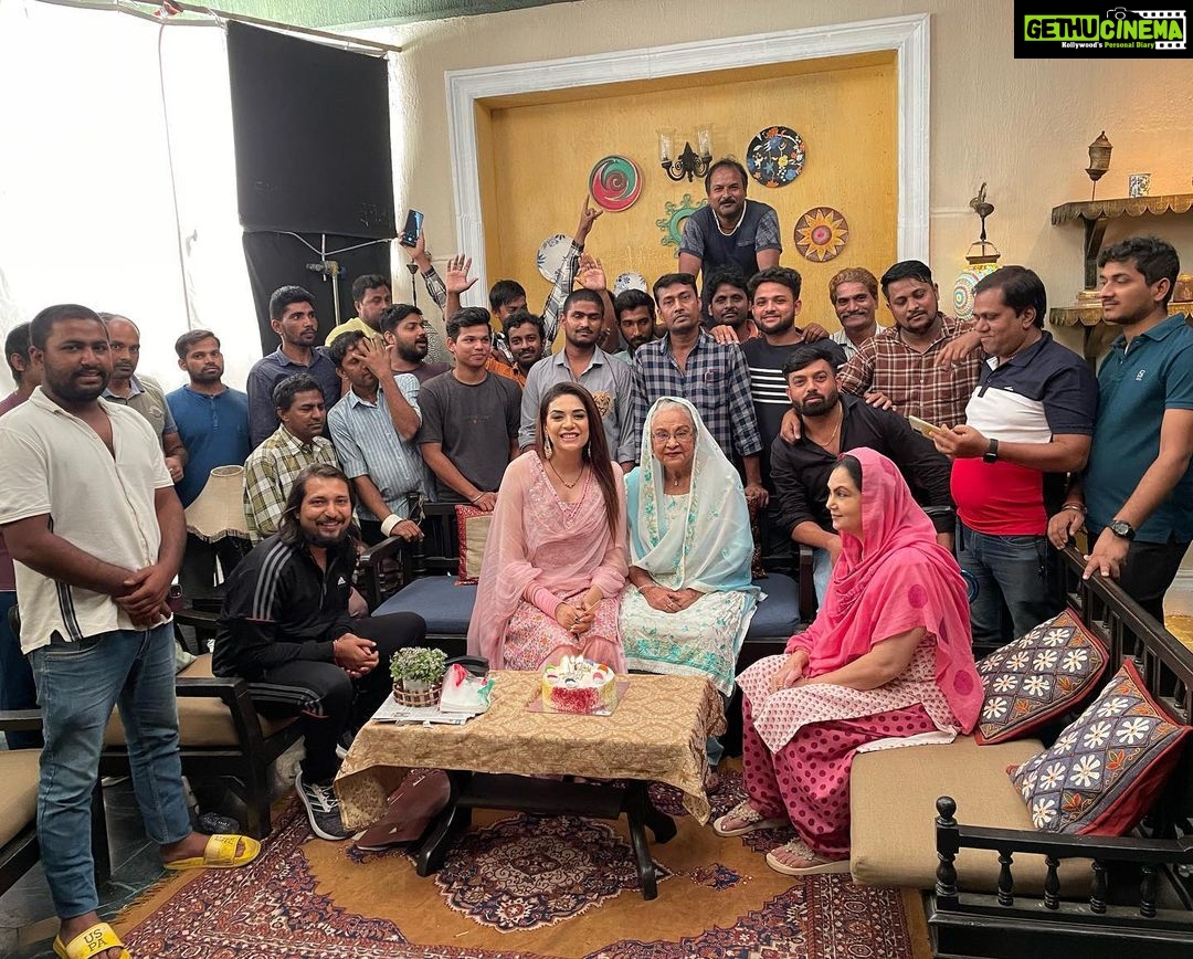 Anjum Fakih Instagram - family : a group of parents and their childrens living together as a unit . You may not find our own respective families in this picture… but we as a unit are a part of one big family & I am proud to say that I am a part of them… Family is life's greatest blessing and here we are cherishing these moments today, tomorrow and always ❤️ I nominate @ruhiiiiiiiiii @sonal_1206 & @swatikapoor_ to upload your #GoodbyeFamilyPhoto and celebrate with them by watching #GoodbyeOnOct7 at just Rs 150☺️ #FamilyHaiTohSabKuchHai @amitabhbachchan @rashmika_mandanna @neena_gupta @ektarkapoor @balajimotionpictures #GoodCo