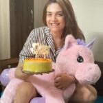 Anjum Fakih Instagram - I ain’t getting older for sure… With my fam behind the camera & me with Mr SnuggFuzz… here’s to this amazing life and getting wiser 🥂 #HappyBirthdaytome #anjumfakih