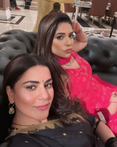 Anjum Fakih Instagram - Let no evil eyes on us Will burn a leaf of sage To purify to cleanse the fuss Your jealousy your burning rage All I pray to almighty Bless us with love,make us wise With all the beauty inside out Forgive us if behaved otherwise Isn’t it cool to have someone A bestie who gets your point A friend,a sister,all in one One who will never disappoint So here we are with few candids Some bts,with no surprise Scroll left to right as you wish Send love & feast your eyes . #anjumfakih #shrishti #preeta #kundalibhagya #preetakisrishti #shrishtikipreeta