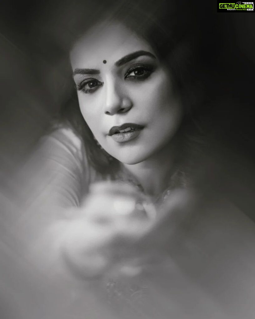 Anjum Fakih Instagram - I love the colors in the black and white image, the story in black and white image. What do you think, is your favorite color or black and white image. Comment below and let me know Muse @nzoomfakih Make up, Hair & Styling - @nehaadhvikmahajan Saree - @kankatala_ Jewellery - @pooja_diamond #luvisraniphotography #luvisrani #saree #sareelook #sareelove #instafashion #anjumfakih #blackandwhite #image #blackandwhitephotography #blackfriday #zeetv #actorslife LUV ISRANI PHOTOGRAPHY