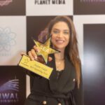 Anjum Fakih Instagram - Can’t agree to it more… Kya hoga without my support guys !!! 😅😂 At the @star_eminence_awards last night and was honoured The Best Supporting Actor Female… #gratitude 🙏🏼 @castingkartikpaliwalofficial . Styled by @sacorina