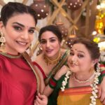 Anjum Fakih Instagram - Happiest birthday maa… May you be surrounded by people you love,may the light guide you in every possible way,may this year and the coming ones be prosperous to you,may you be blessed with good health,wealth & all things best. Happy birthday once again @supriyarshukla ❤️❤️❤️ . P.s : maa se maai tak ka safar Asaan to nahi hoga isiliye aapke har jazbe,mehnat aur dedication ko salaam karte hue kehna chahungi ALL THE VERY BEST FOR #Harphoolmohini You INSPIRE us 🙏🏼🙏🏼🙏🏼 For my insta fam and fans please Do not forget to tune in Mon to Fri at 9pm on Colors