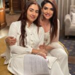 Anjum Fakih Instagram - Hai anokha inka rishta… Pyar to hai Aur takraar bhi thodi… Khatti meethi jaisi bhi hai Ye hai Priya Maitri ki jodi… . #badeacchelagtehain2 #sonytv #priya #maitri Killick Nixon Studios, Chandiwali
