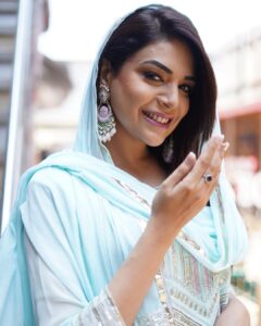 Anjum Fakih Instagram - May this Eid brings happiness in abundance,may the light guide you,may he accepts all our duas and fasting,may we all be blessed by the almighty… Eid Mubrook to all ❤️ #Eidulfitr #eidmubarak2022 . . 📸 @sunnytheshooter