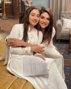 Anjum Fakih Instagram - Hai anokha inka rishta…
Pyar to hai 
Aur takraar bhi thodi… 
Khatti meethi jaisi bhi hai 
Ye hai Priya Maitri ki jodi… 
.
#badeacchelagtehain2 #sonytv 
#priya #maitri