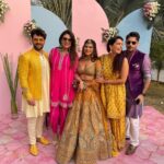 Anjum Fakih Instagram - Rahegi na koi kami Chhutengi na koi Kasar… Pyar ka rang hai aisa chadha Haldi/mehendi karegi Puri Asar… @sanjaygagnaniofficial @poonampreet7 Blessings Blessings and more Blessings to you both… Love y’all ❤️❤️❤️ #poonjaykishaadi