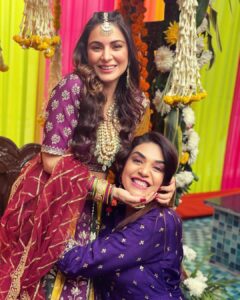 Anjum Fakih Instagram - Babul ka aangan ho 
Ya ho sasural 
Meri Di Yuhi chehekti rahe…
Unke haanthon ki mehendi 
Yuhi mehekti rahe… @sarya12 ❤️😭