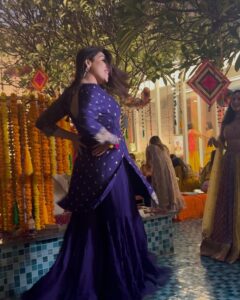 Anjum Fakih Instagram - It took 4 days to prepare this… wanted to do something special on @sarya12 mehendi day… but by the time I was about to perform I forgot most of the steps… so this was impromptu 
Thank you @nehaadhvikmahajan for this video… treasured for life… 
& my most handsome friend @ishashankvyas for the last minute banter 
❤️❤️❤️
