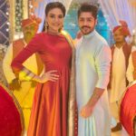 Anjum Fakih Instagram - … and how I miss shooting with you ahhhh can’t express… ab to Shrishti ko shaadi ke liye propose karle ! 4 Saal ho gaye yaar… @kapursahab I really wanna trend #wewantshrishmeerwedding What say people ??? 🤪🙈 #shrishti #sameer #kundalibhagya . Ps : @kapursahab doesn’t want shrishmeer wedding… that’s what he said few days back 👊🏼👊🏼👊🏼 Isko Maaro Pakad ke 😂🙃 Who’s in favour of our marriage and who’s not… discuss below 👇