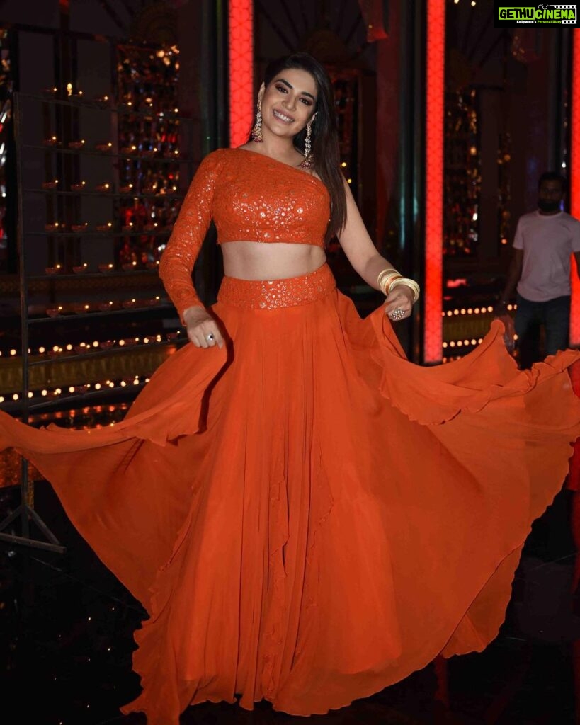 Anjum Fakih Instagram - I promise… something fun coming your way !! Stay tuned… @zeetv #zeekutumb #comingsoon #cantwait Styled by @sacorina P.s : I swear they made me write this… little do they know that we already know what’s coming up super soon he he… #Zeerishteyawards2021 #ZRA2021 🤪❤️