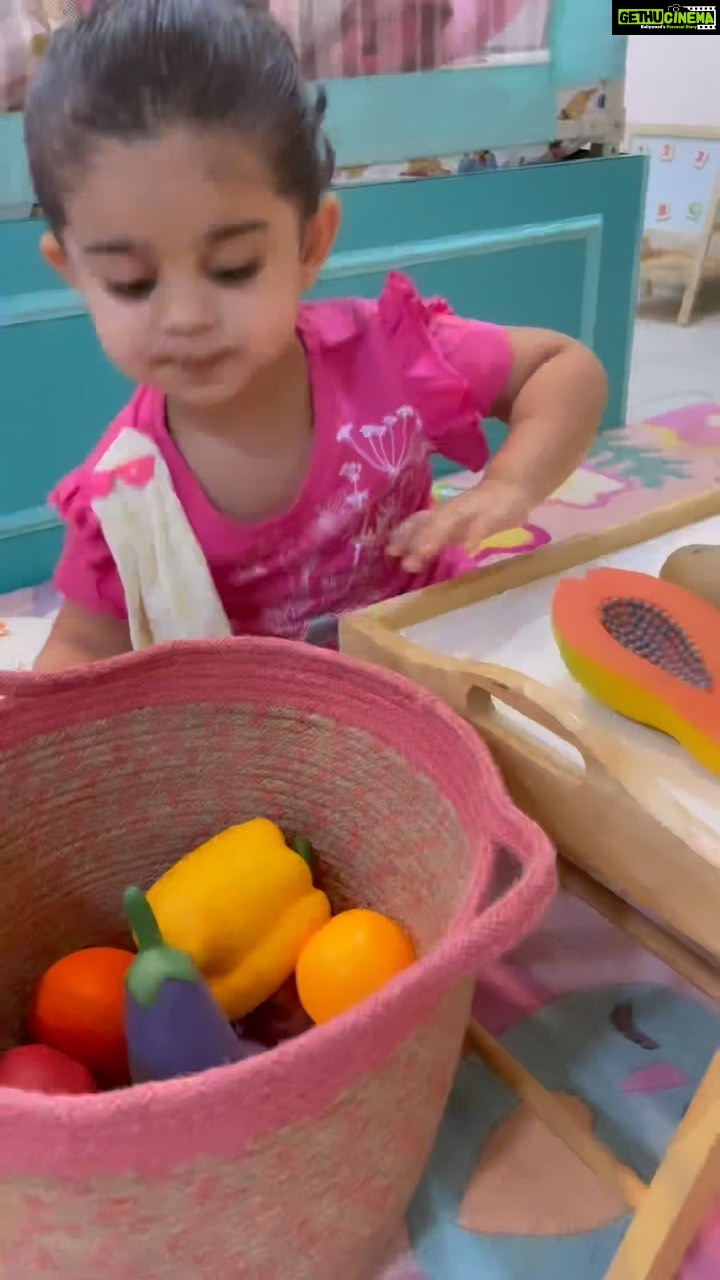 Ankita Bhargava Patel Instagram - The cutest sabzi & fruits wale bhaiyya ever ! ππ€ͺπ€£ We were just revising our fruits n veggies and one thing led to another and we landed up doing this pretend play activity! #rabbdimehr