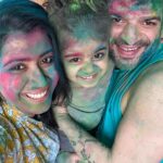 Ankita Bhargava Patel Instagram - Maa Dadda Ki Mamta 🌸 Nani Nana ka Laad🌼 Dadi Dada ka Dulaar 🌺 Pyaar ke kitne saare rang ek Choti si pudiya mein band hain… Rabb di Mehr 🎨🌈 #happyholi