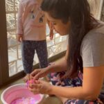 Ankita Bhargava Patel Instagram - Taking inspiration from Mehr’s Preschool, We did our first Tie & Dye yesterday ! It is about the process, the journey & the togetherness which makes these activities so much fun ! #rabbdimehr #toddlerhood #toddlerlife #toddlermom #toddleractivities