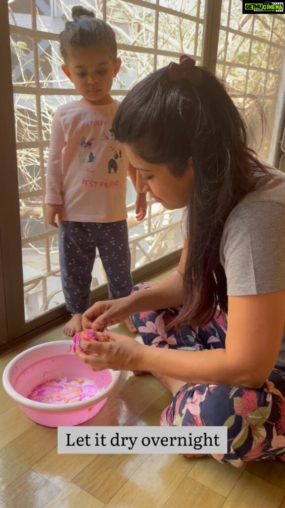Ankita Bhargava Patel Instagram - Taking inspiration from Mehr’s Preschool, We did our first Tie & Dye yesterday ! It is about the process, the journey & the togetherness which makes these activities so much fun ! #rabbdimehr #toddlerhood #toddlerlife #toddlermom #toddleractivities