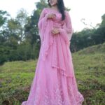 Ann Sheetal Instagram - 🌸 Picture courtesy : @eventuraweddingevents @ameensabil Hair and makeup : @vikramanvijitha Outfit : @paris_de_boutique Location : @ragamayamunnar #ThanksbetomyGod #PraisebetomyGod #Blessed #munnar #vibes #idukki #moodyvibes #lehenga Ragamaya Resort and Spa