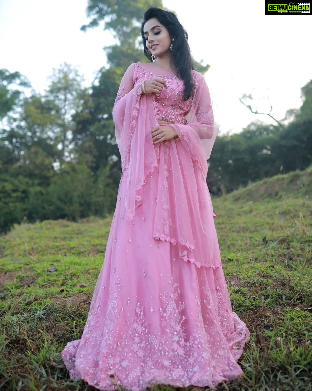 Ann Sheetal Instagram - 🌸 Picture courtesy : @eventuraweddingevents @ameensabil Hair and makeup : @vikramanvijitha Outfit : @paris_de_boutique Location : @ragamayamunnar #ThanksbetomyGod #PraisebetomyGod #Blessed #munnar #vibes #idukki #moodyvibes #lehenga Ragamaya Resort and Spa