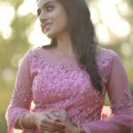 Ann Sheetal Instagram - Soul full of Sunshine . Photo and Video Courtesy : @eventuraweddingevents @ameensabil Outfit : @paris_de_boutique Hair and makeup : @vikramanvijitha Location : @ragamayamunnar #reel #reelitfeelit #reelkarofeelkaro #moodyvibes #munnar #pink