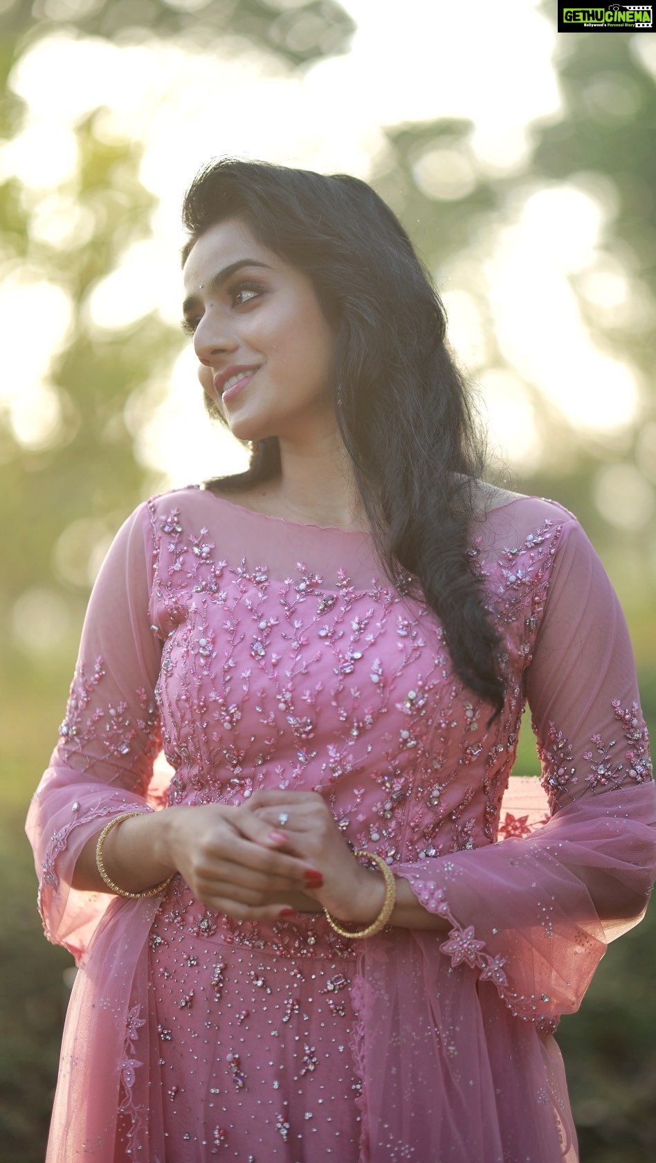 Ann Sheetal Instagram - Soul full of Sunshine . Photo and Video Courtesy : @eventuraweddingevents @ameensabil Outfit : @paris_de_boutique Hair and makeup : @vikramanvijitha Location : @ragamayamunnar #reel #reelitfeelit #reelkarofeelkaro #moodyvibes #munnar #pink