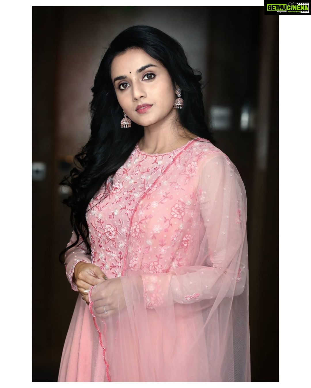 Ann Sheetal Instagram - 🌸 Outfit @thunnal #ThanksbetomyGod #PraisebetomyGod #Blessed #KINNERASANI #trailerlaunch . . . . . . . #hyderabad #prettyinpink #indianattire #indian #traditional #ootd #portrait Hyderabad