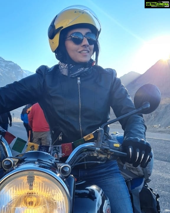Ann Sheetal Instagram - Fun shoot for @muthoottuminifinanciers #ThanksbetomyGod #PraisebetomyGod #Blessed π· @bineeshchandra #leh #wander #travel #ad #adfilm #shoot #bullet #bulletlovers #bulletlover #mountains #mood #lehladakh #ladhakdiaries #shooting Leh Ladakh - The Land of High Passes