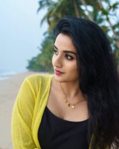 Ann Sheetal Instagram - Nothing changes, if nothing changes..

#ThanksbetomyGod #PraisebetomyGod #Blessed 

Jewellery @anscollection7 

📷@__finni__ 

#jewellery #jewelry #custom #customisedjewellery #name #personalized #Beach #beachvibes #chill #sonyalpha #sony #colors #chains