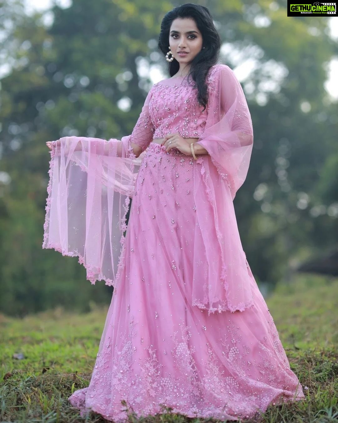 Ann Sheetal Instagram - 🌸 Picture courtesy : @eventuraweddingevents @ameensabil Hair and makeup : @vikramanvijitha Outfit : @paris_de_boutique Location : @ragamayamunnar #ThanksbetomyGod #PraisebetomyGod #Blessed #munnar #vibes #idukki #moodyvibes #lehenga Ragamaya Resort and Spa