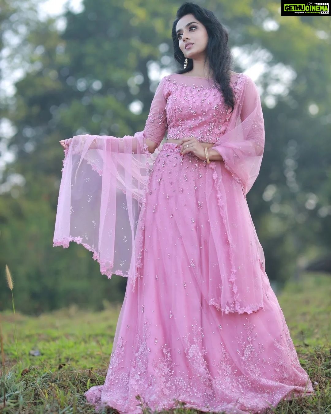 Ann Sheetal Instagram - 🌸 Picture courtesy : @eventuraweddingevents @ameensabil Hair and makeup : @vikramanvijitha Outfit : @paris_de_boutique Location : @ragamayamunnar #ThanksbetomyGod #PraisebetomyGod #Blessed #munnar #vibes #idukki #moodyvibes #lehenga Ragamaya Resort and Spa