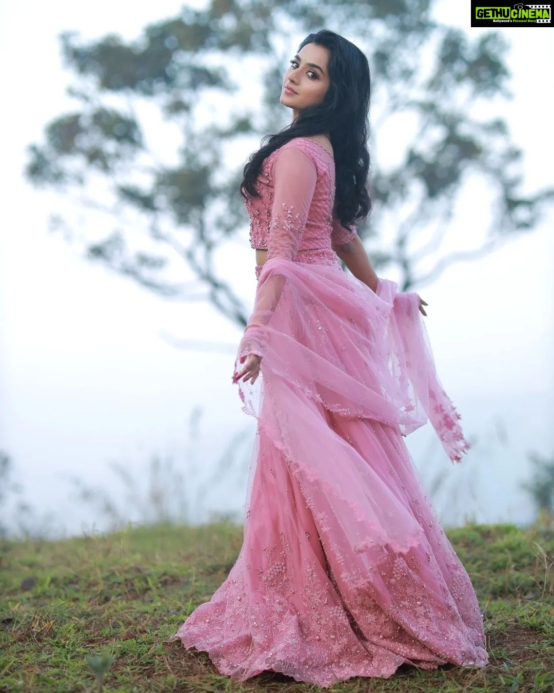 Ann Sheetal Instagram - 🌸 Picture courtesy : @eventuraweddingevents @ameensabil Hair and makeup : @vikramanvijitha Outfit : @paris_de_boutique Location : @ragamayamunnar #ThanksbetomyGod #PraisebetomyGod #Blessed #munnar #vibes #idukki #moodyvibes #lehenga Ragamaya Resort and Spa