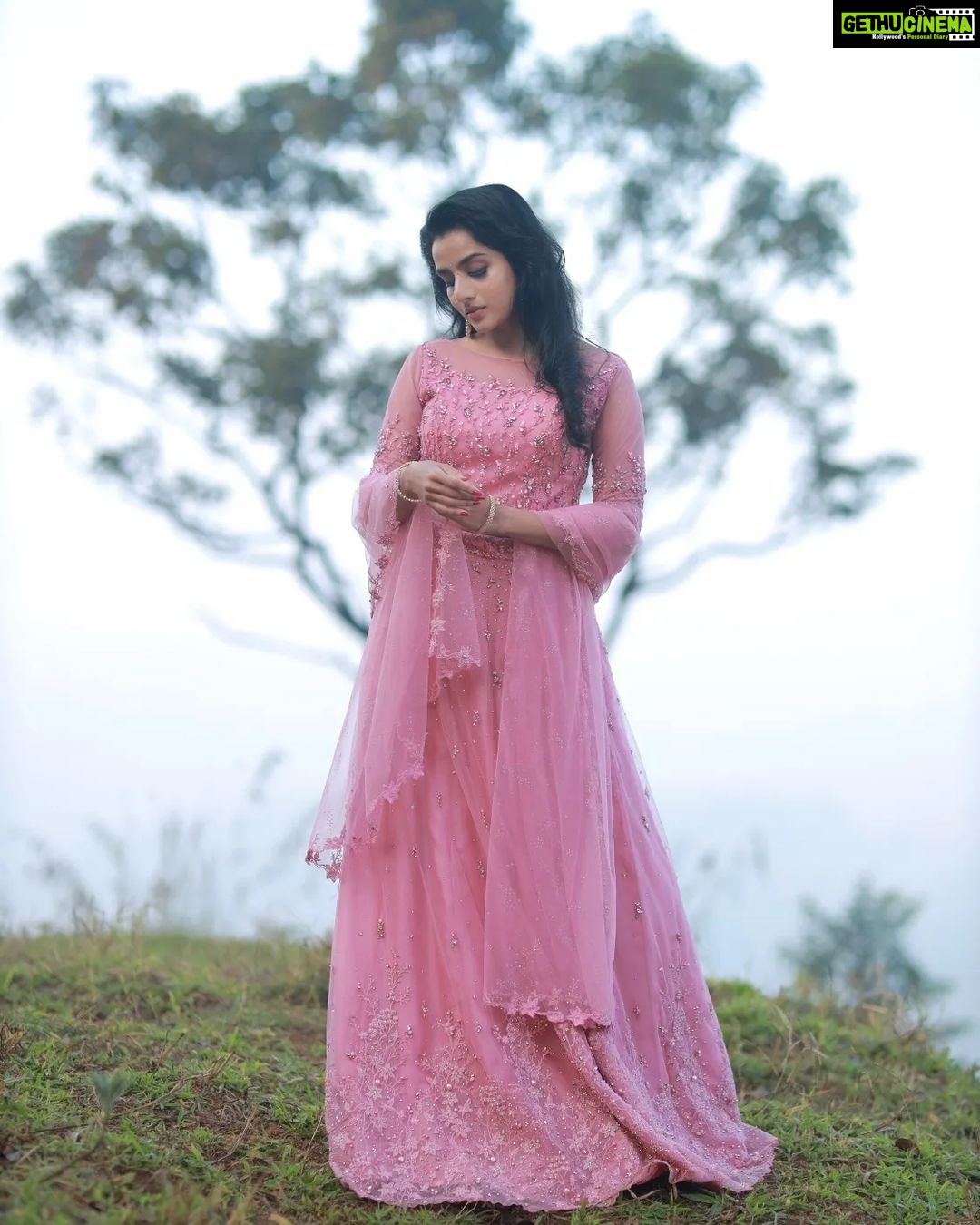 Ann Sheetal Instagram - 🌸 Picture courtesy : @eventuraweddingevents @ameensabil Hair and makeup : @vikramanvijitha Outfit : @paris_de_boutique Location : @ragamayamunnar #ThanksbetomyGod #PraisebetomyGod #Blessed #munnar #vibes #idukki #moodyvibes #lehenga Ragamaya Resort and Spa
